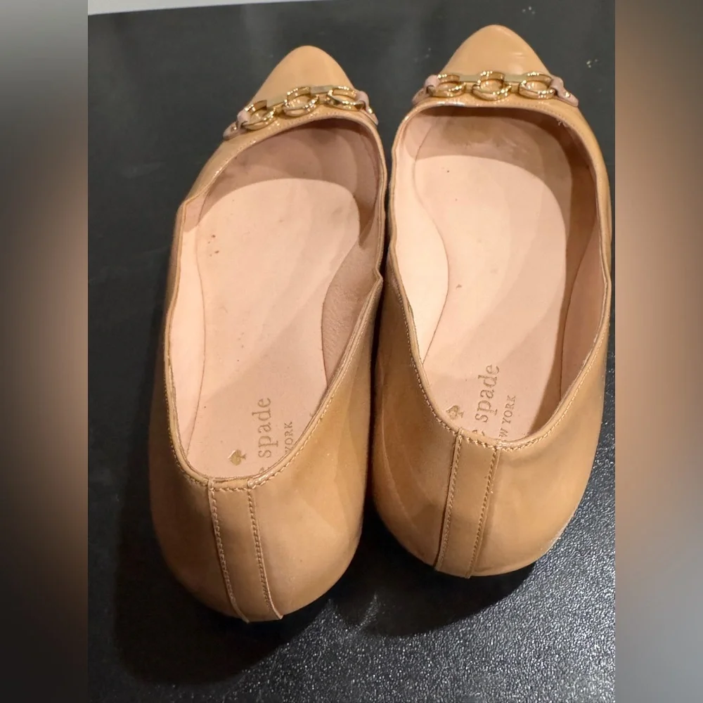 Kate Spade Tan Flats with Gold Chain Detail size 10